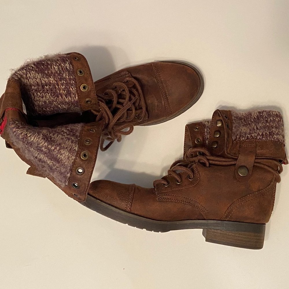 Sweater-lined Lace-up boots